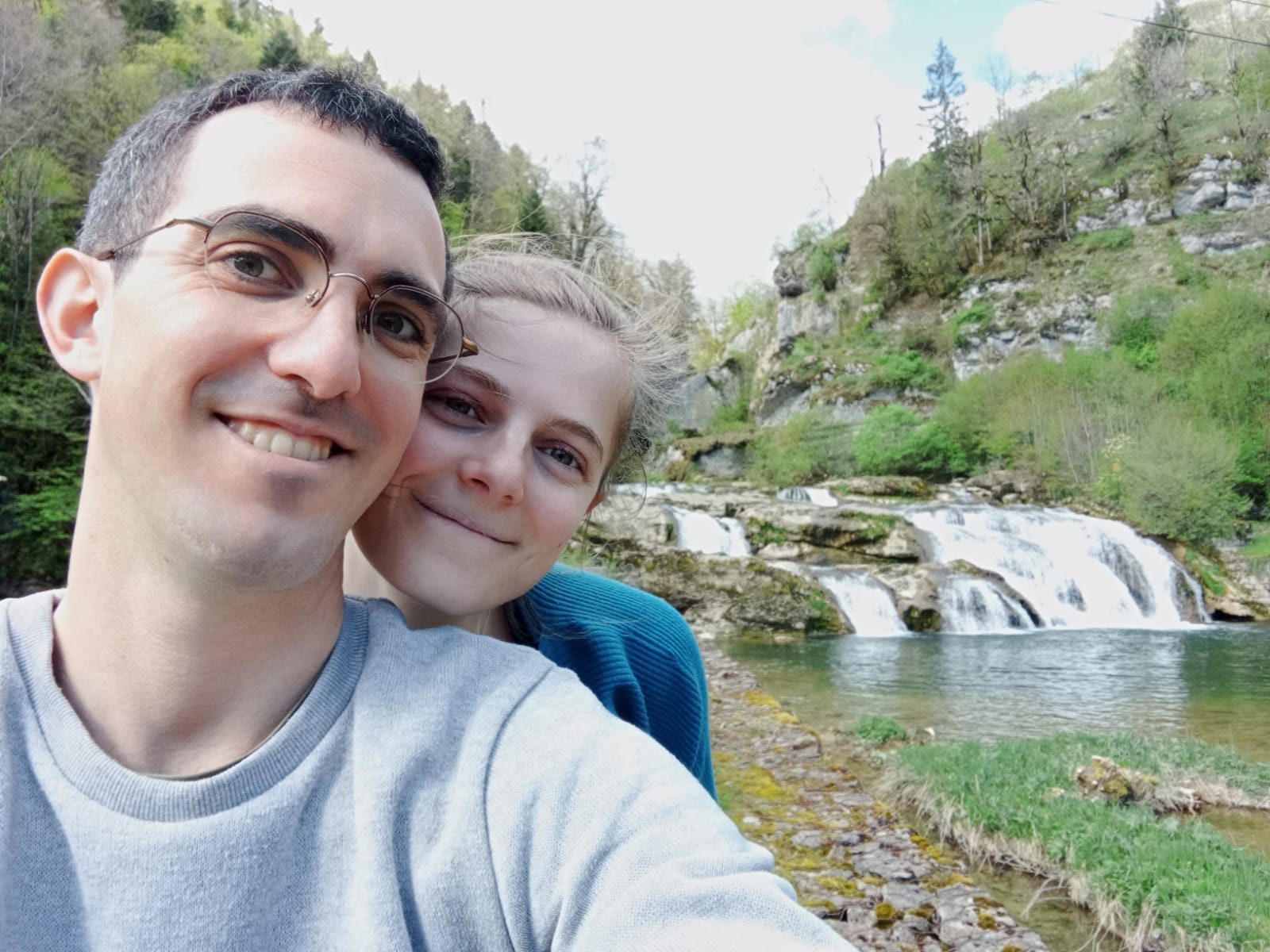 Salomé et Benoît devant une cascade