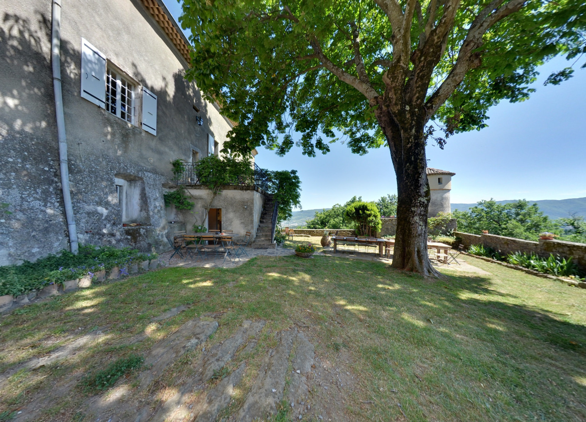 Le jardin ombragé du château